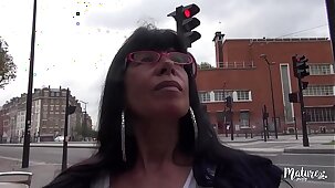Marie-Claire, mature affamée donne des cours particuliers