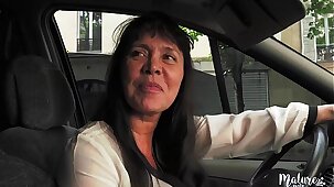 Eugénie une mature qui aime faire la pute au bois